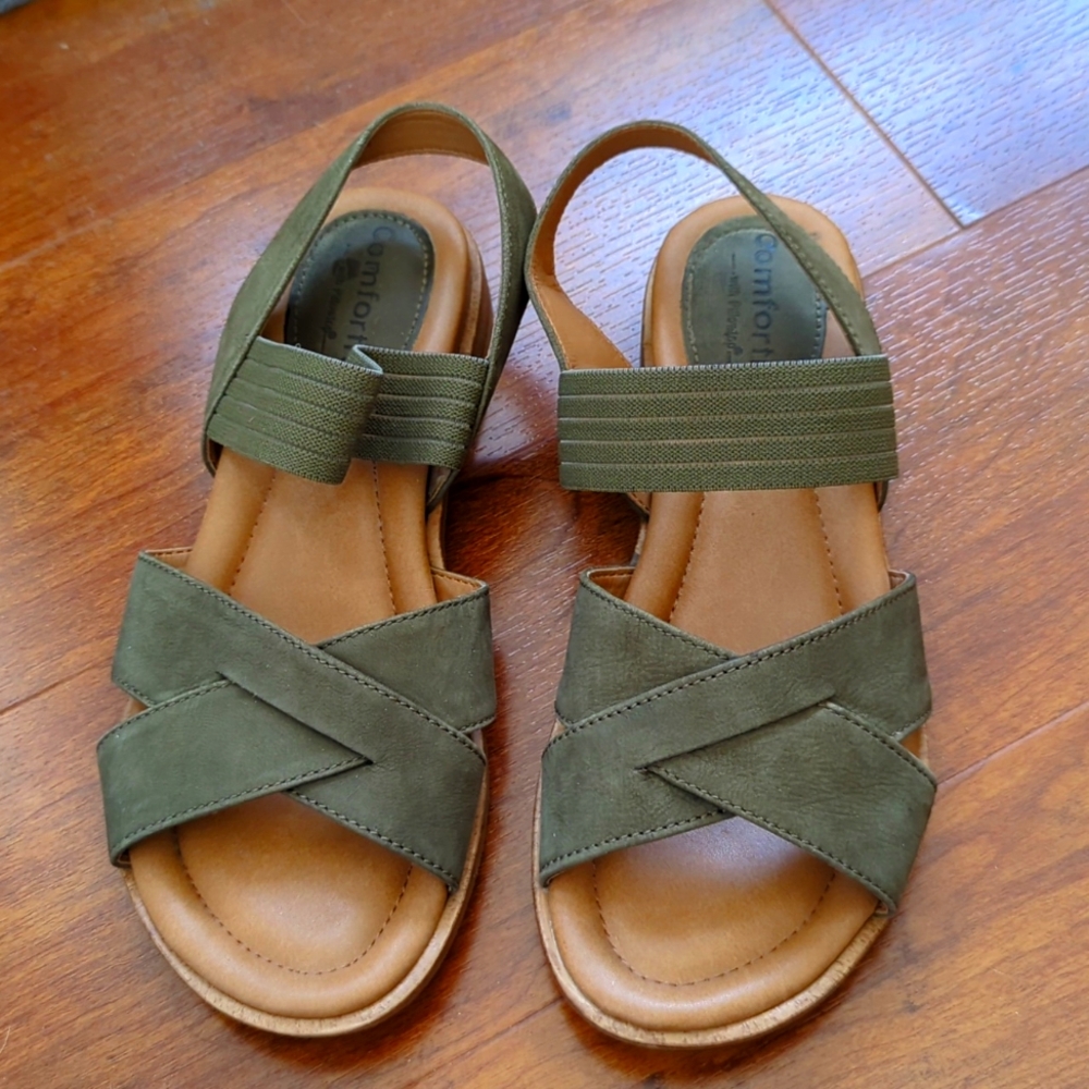 Leather green Comfortiva sandals 7.5w